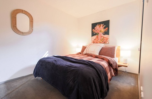 Kensington Appartement | Kensington petite apartment w/direct street access