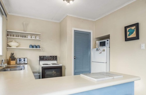 Richmond Heights Maison | Kererū Lodge – Two Mile Bay Holiday Home, TWO MILE BAY