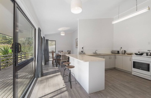 Matakana Cottage | Kereru Retreat (À distance de marche du village) - Matakana Holiday Home