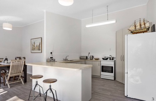 Matakana Cottage | Kereru Retreat (À distance de marche du village) - Matakana Holiday Home