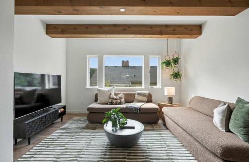 Kerns Maison | Kerns 6BR Gem - New Build Spanish Flair