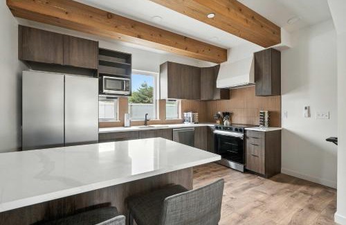 Kerns Maison | Kerns 6BR Gem - New Build Spanish Flair