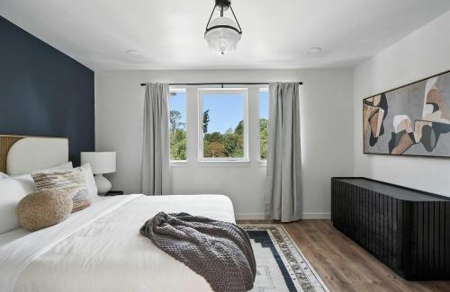 Kerns Maison | Kerns 6BR - New Spanish Style Group Stay