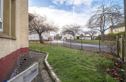 Hamilton Appartement | Kerr Apartment-Spacious 4-Bed Flat in Hamilton, Close to Glasgow