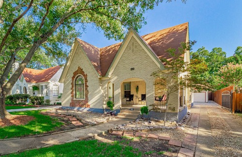 Kessler Maison | Kessler Park Bungalow - Walking distance to Bishop Arts District