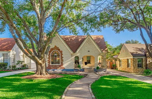 Kessler Maison | Kessler Park Bungalow - Walking distance to Bishop Arts District