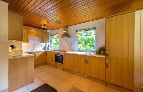 Crianlarich Chalet De Ski | Kestrel Lodge with mountain view free wifi