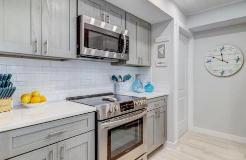 Fernandina Beach Maison | Ketch Courtyard Condo - Oceanview Balcony - Pool - Steps from the Beach