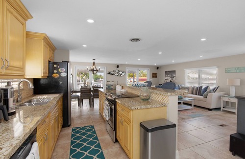 Cross Key Waterways Maison | Key Largo Waterfront home with 40’ dock and boat lift. Walk to Pennekamp