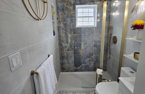 Whitesboro Maison | Kick back and relax in this calm, stylish home. Luxury newly renovated property