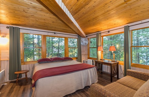 Tower Cabine | Kick back and relax at Grand View Lodge on Vermilion!