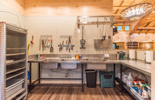 Tower Cabine | Kick back and relax at Grand View Lodge on Vermilion!