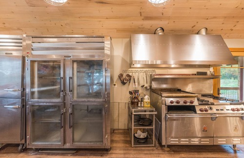 Tower Cabine | Kick back and relax at Grand View Lodge on Vermilion!