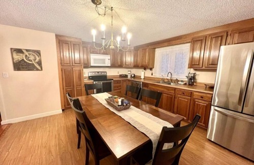 Plaistow Appartement | Kick back and relax in this calm, stylish in-law suite.