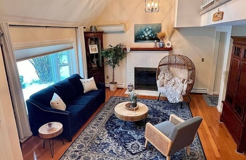 Plaistow Appartement | Kick back and relax in this calm, stylish in-law suite.