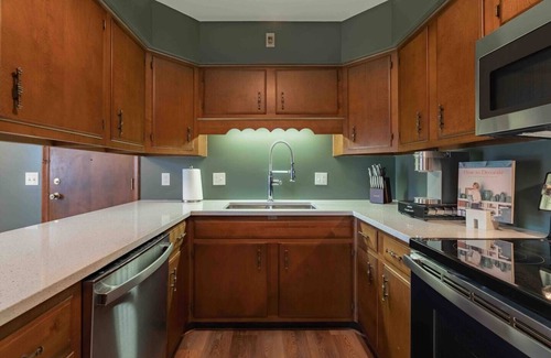 Van Wert Maison | Kick off your shoes and relax with the whole family at this peaceful 1970’s ranch
