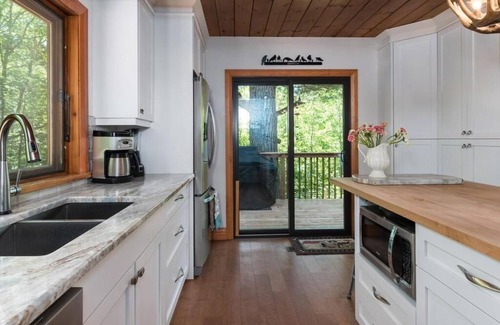 Tay Valley Cottage | Kid-friendly lakefront family cottage (4br, 3ba) on 11 acres with swim-off dock