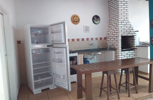 Balneario Mogiano Maison | ADRESSE DE LA PLAGE, BORACEIA, BERTIOGA, 3 SUITES AVEC AIR PISC. PARTIC. BBQ
