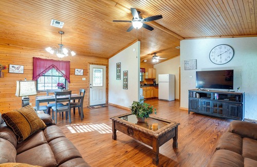 Kilgore Cabine | Kilgore Gem: Pet-Friendly Cabin w/ Duck Pond!