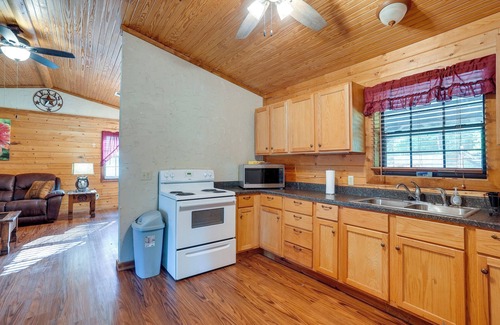 Kilgore Cabine | Kilgore Gem: Pet-Friendly Cabin w/ Duck Pond!