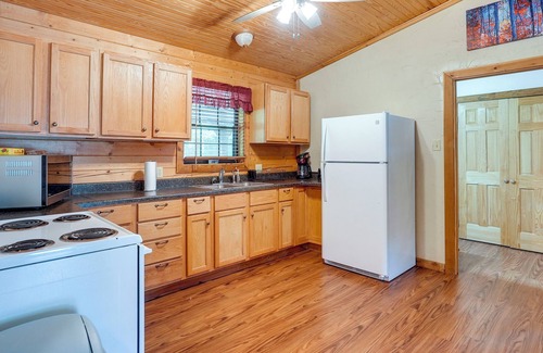 Kilgore Cabine | Kilgore Gem: Pet-Friendly Cabin w/ Duck Pond!