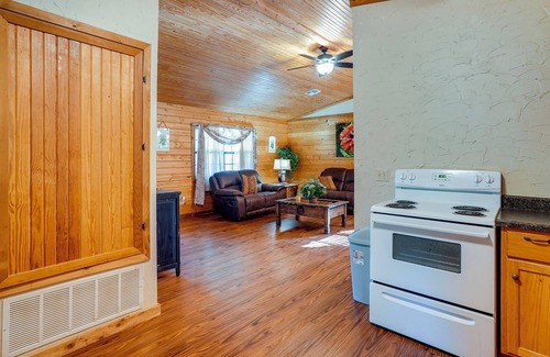 Kilgore Cabine | Kilgore Gem: Pet-Friendly Cabin w/ Duck Pond!