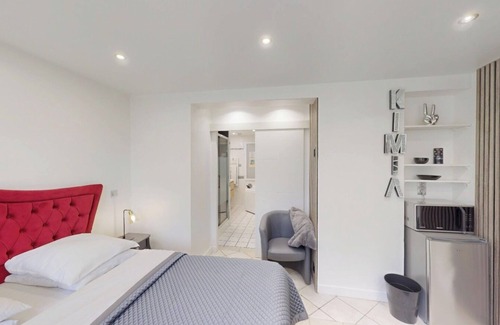 Osny Maison | Kimia Suite Room