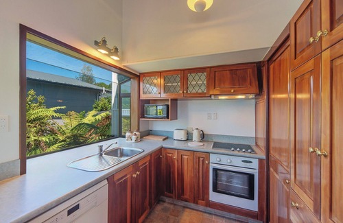Tasman Maison | Kina Beach House Right By The Beach