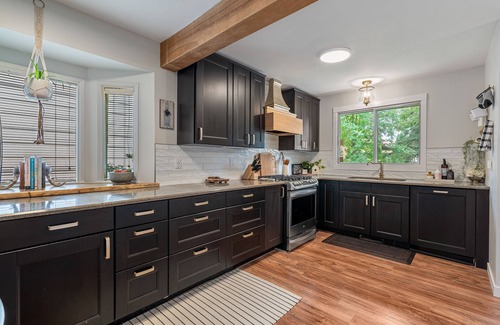 St. Albert Maison | KING BED! 3 Bdrms- FAST WIFI- A/C - Family-Friendly!