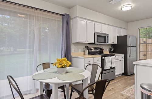 University Park Maison | King Bed, Coffee & Tea Bar, 50" SmartTV, EV Charging NEMA 14-50 Outlet