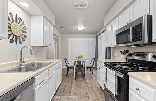 University Park Maison | King Bed, Coffee & Tea Bar, 50" SmartTV, EV Charging NEMA 14-50 Outlet