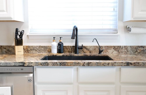 Gilbert Maison | King Bed - Downtown Gilbert - Hot Tub, Pool, Entertainment, Arcades + Projector!