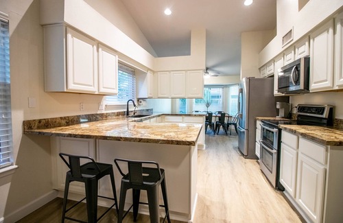 Gilbert Maison | King Bed - Downtown Gilbert - Hot Tub, Pool, Entertainment, Arcades + Projector!