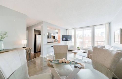 Southwest Calgary Copropriété | King Bed|Elegant Condo |Walk to Saddledome|UG Park