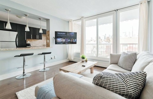 Southwest Calgary Copropriété | King Bed|Elegant Condo |Walk to Saddledome|UG Park