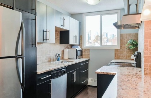 Southwest Calgary Copropriété | King Bed|Elegant Condo |Walk to Saddledome|UG Park