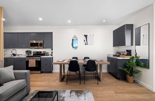 Roseville - Fleet Ridge Appartement | King Bed, EV Charger, Pet-Friendly, Balcony Near Airport & Beaches