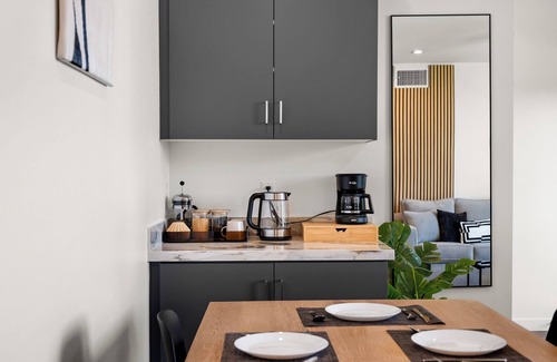 Roseville - Fleet Ridge Appartement | King Bed, EV Charger, Pet-Friendly, Balcony Near Airport & Beaches