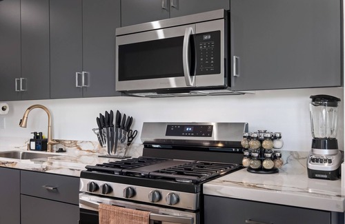 Roseville - Fleet Ridge Appartement | King Bed, EV Charger, Pet-Friendly, Balcony Near Airport & Beaches