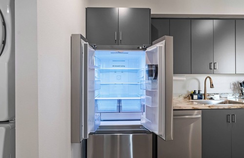 Roseville - Fleet Ridge Appartement | King Bed, EV Charger, Pet-Friendly, Balcony Near Airport & Beaches