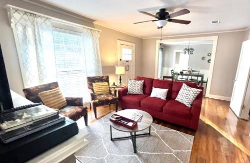 Hattiesburg Maison | KING BED Family Friendly Cottage - Walk to Zoo & Waterpark - Near Downtown & Midtown