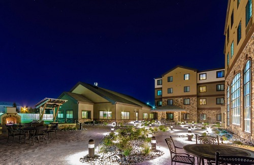 Grand Forks Copropriété | Très grand lit! Petit déjeuner gratuit. Piscine intérieure et bain à remous. 15 min à pied de l'Université du Dakota du Nord.