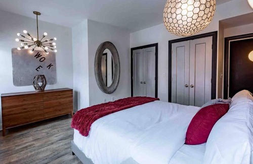 South Side Flats Maison | King Bed/Free Parking/BBQ/Fire pit/Arcade