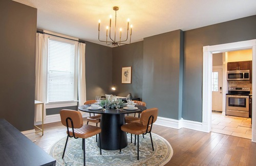 Merion Village Maison | King Bed Free Parking Walk to Schiller Park Private Backyard