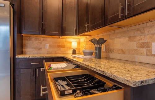 Merion Village Maison | King Bed Free Parking Walk to Schiller Park Private Backyard