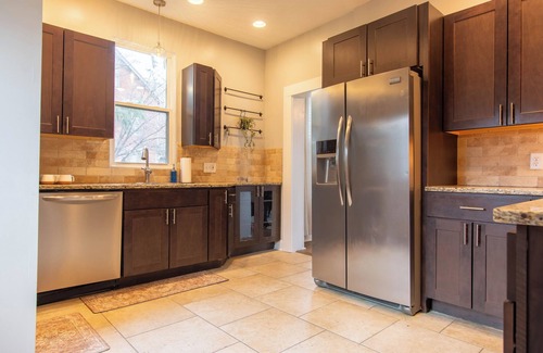 Merion Village Maison | King Bed Free Parking Walk to Schiller Park Private Backyard