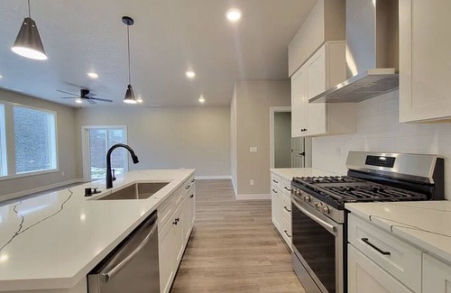 Tri-Cities Maison | King Bed, Large Kitchen, Yard & Garage 6660