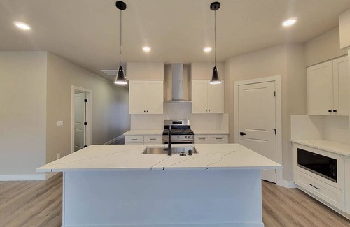 Tri-Cities Maison | King Bed, Large Kitchen, Yard & Garage 6660