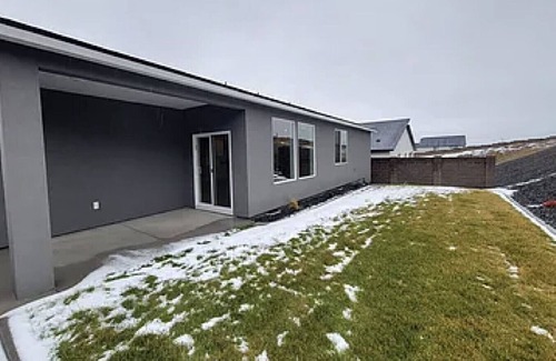 Tri-Cities Maison | King Bed, Large Kitchen, Yard & Garage 6660