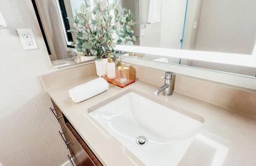 Mountain View Appartement | KING BED Modern 2 Bed 2 Bath Pool & Hot Tub